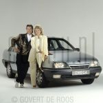 24-10-1986 Anita Meijer and Jan Rietman at studio in Amsterdam.

[keywords]Posed, Eyecontact, Full Length, Smiling, Opel Omega: Singer[/keywords]